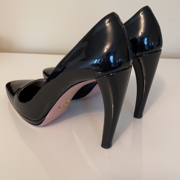 Authentic Prada black patent leather pumps Size 39 - Picture 2 of 9